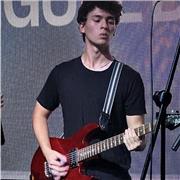 Persona extrovertida, autodidacta de la guitarra y apasionado de la música.